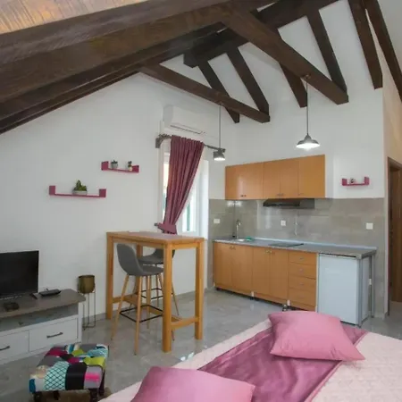 Luka Apartment *